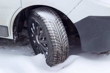 Kar lastiği closeup ile aracın ön tekerlek