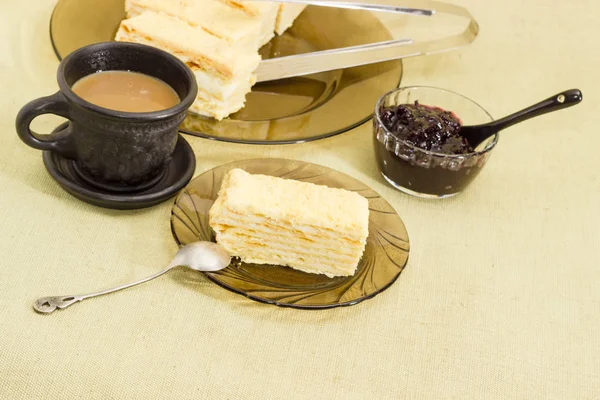 Tarta en capas en el fondo del resto de la torta, café, mermelada — Foto de Stock