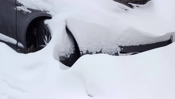 Θραύσμα από το μπροστινό μέρος του αυτοκινήτου, σε μεγάλο βαθμό καλυμμένα με χιόνι — Φωτογραφία Αρχείου
