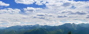 Dağlar gökyüzü arka plan üzerinde Panoraması