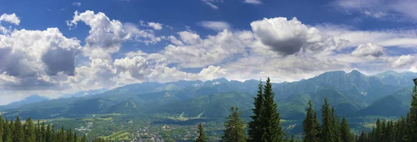 Berg- und Stadtpanorama im Tal — Stockfoto