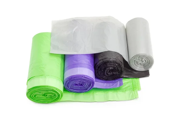 Пластиковые пакеты для мусора в рулонах различных размеров и цветов — стоковое фото