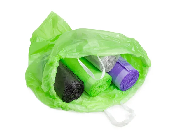 Diferentes bolsas de basura en rollos en bolsa de basura verde abierta —  Fotos de Stock