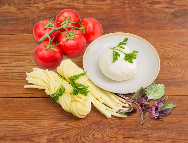 两个品种的马苏里拉奶酪与西红柿、 欧芹、 罗勒 — 图库照片