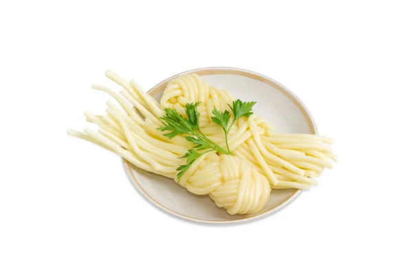 Сыр Моцарелла в форме косички на тарелке — стоковое фото