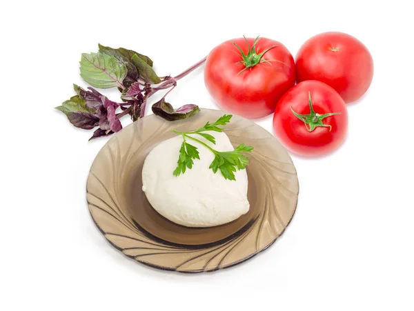 Fromage mozzarella sur soucoupe en verre, tomates et potherb — Photo