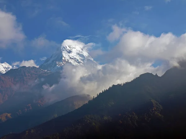Гірський пік на тлі неба — стокове фото