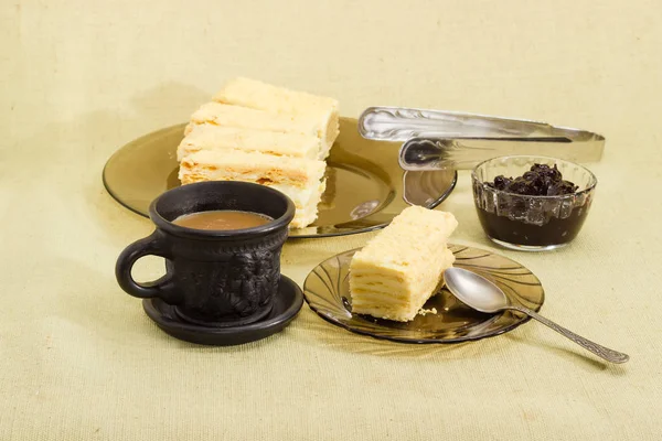 Pastel de esponja en capas, café con leche, mermelada —  Fotos de Stock