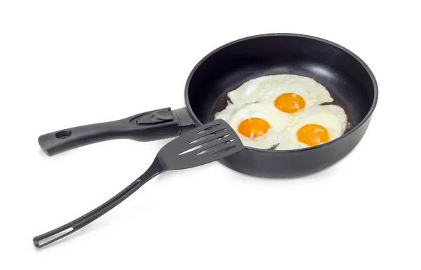 Üç kızarmış yumurta tava ve spatula — Stok fotoğraf