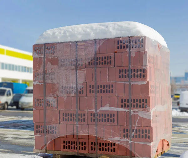 Paleta de ladrillos rojos perforados en un almacén exterior —  Fotos de Stock