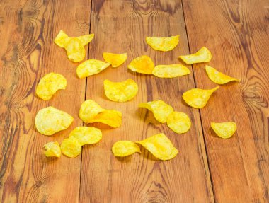Patates cipsi eski ahşap yüzeyine dağılmış