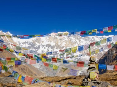 Dağ tepe Annapurna ben arka planda dua bayrakları 