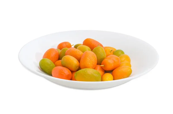 Kumquats sobre plato blanco sobre fondo claro —  Fotos de Stock