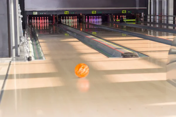 Rijstroken en bowling pinnen in een moderne pin jeu de boules baan — Stockfoto