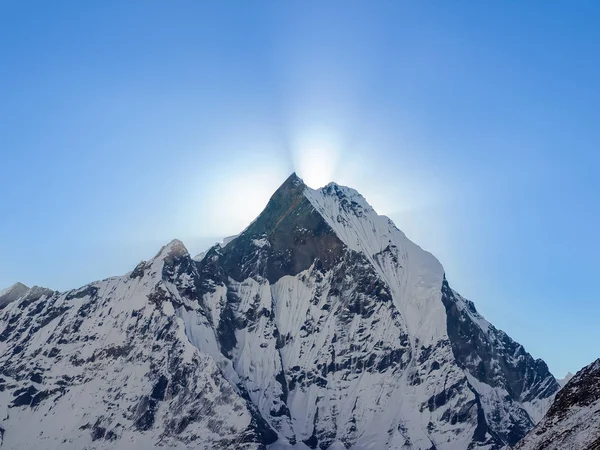 山のピークおよび彼の後ろから昇る太陽の光線 — ストック写真