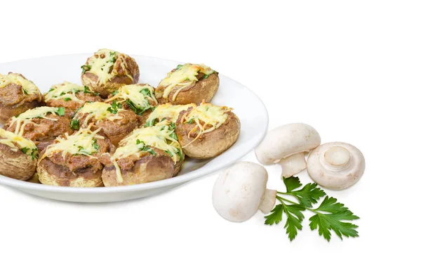 Cogumelos de botão recheados em prato branco e vários mush não cozido — Fotografia de Stock