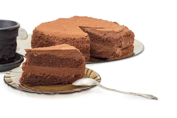 Pedazo de pastel de chocolate en el platillo y el resto de la torta —  Fotos de Stock