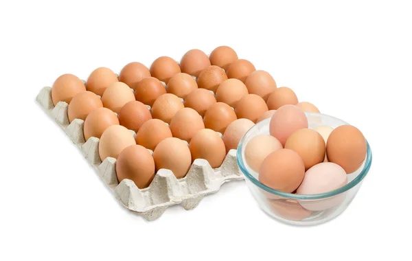 ガラスのボウルと段ボールの卵トレイの茶色の卵 — ストック写真