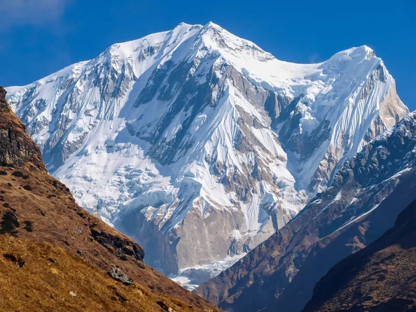 Berg aan het einde van de kloof — Stockfoto