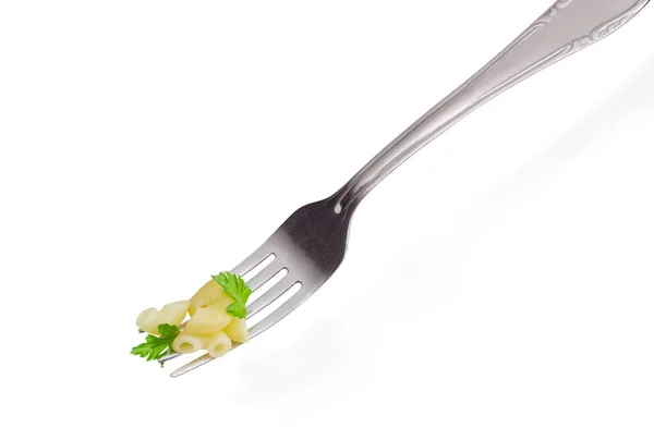 Macarrones de codo cocido en el tenedor sobre un fondo claro — Foto de Stock