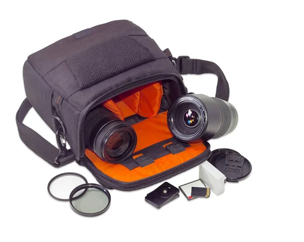 Bolso de la cámara, lentes de fotos y algunos otros accesorios de fotos — Foto de Stock