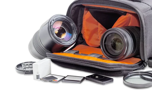 Obiettivi fotografici in borsa fotografica aperta e alcuni accessori fotografici — Foto Stock