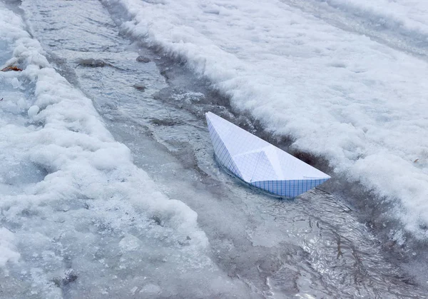 ストリームでの紙の船を溶かす水 — ストック写真