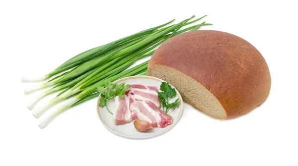 Diiris daging mentah, gandum bulat dan rye roti dan sayuran — Stok Foto