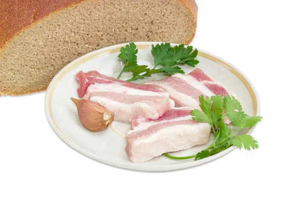 Skivad okokt bacon med greener på bakgrunden av bröd — Stockfoto