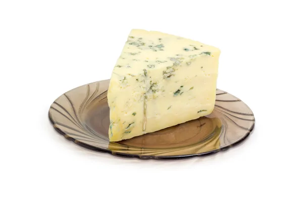 Pedazo de queso azul en el primer plato de vidrio —  Fotos de Stock
