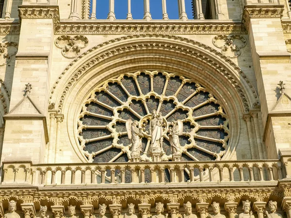 Utsidan av västra ros fönster av Notre Dame de Paris — Stockfoto