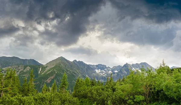 Mountains on the background of the sky with storm clouds — Stock Photo, Image