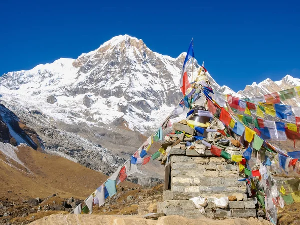 Małe flagi stupa i modlitwy przed szczyt górski — Zdjęcie stockowe