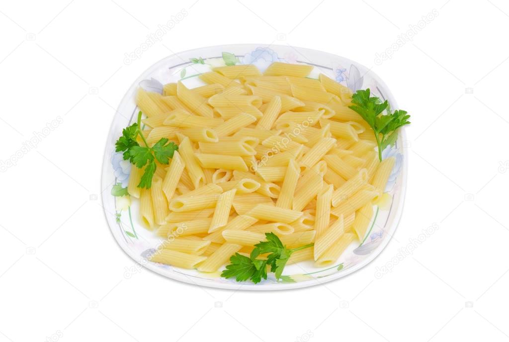 Pastas cocidas en forma de cilindro con ramitas de perejil en un plato 2022