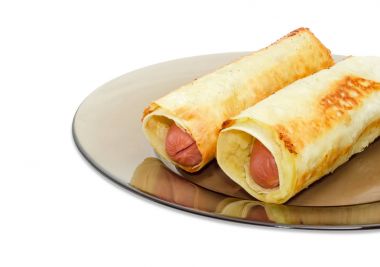 Cam tabak portre üzerinde iki pişmiş sosis rolls