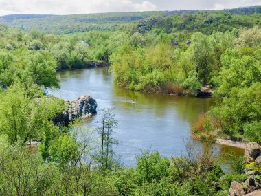 Nehir orman ve rock mostraları onun kıyısında ile