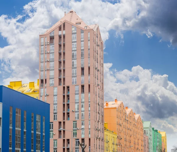 Fragmento de uma fachada multicolorida do complexo de apartamentos moderno — Fotografia de Stock