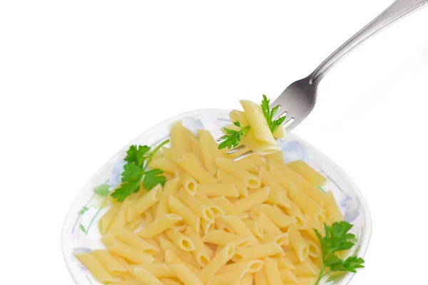 Gaffel med kokt pasta med cylinder-formade över skålen med pasta — Stockfoto