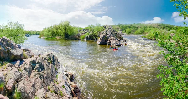 Panorama över avsnittet floden med forsar och rocky shore — Stockfoto