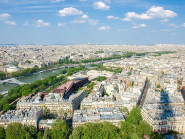Paris'in kuzeydoğu bölümünün Eyfel Kulesi'nden görüntülemek
