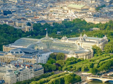 Büyük Saray ve yukarıdan küçük sarayda Paris