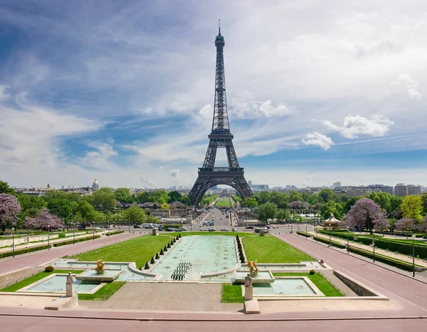 Eiffelova věž od náměstí Trocadéro na jaře — Stock fotografie