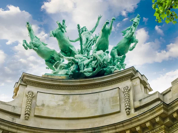 Estatua alegórica sobre la fachada del Gran Palacio primer plano en París —  Fotos de Stock