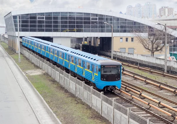 Train de métro en mouvement sur la ligne de métro souterraine — Photo