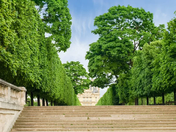 Escaleras al callejón en el parque de París —  Fotos de Stock