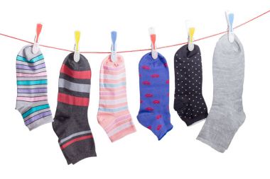 Giyim hattı clothespi ile farklı erkek ve kadın çorapları