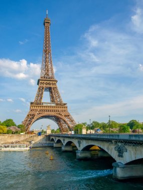 Eyfel Kulesi ve Paris Nehri Köprüsü
