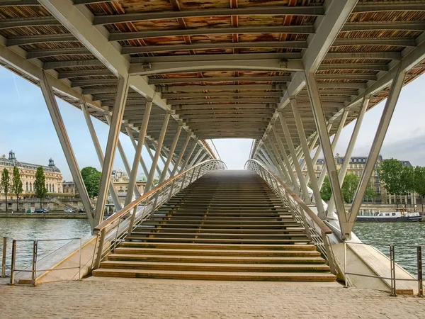 Lávka přes řeku Seinu v Paříži — Stock fotografie