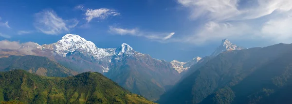 Panorama över södra ansiktet av det Annapurna Himal — Stockfoto