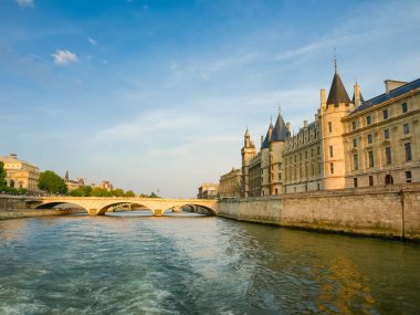 Paris'te Seine Nehri'nden Conciergerie sarayın görünümü